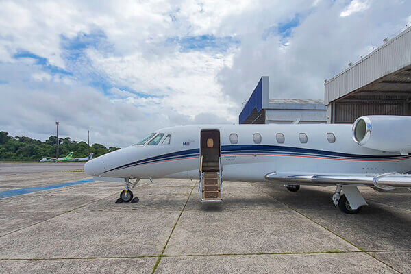 Aeronave em frente aos Hangares