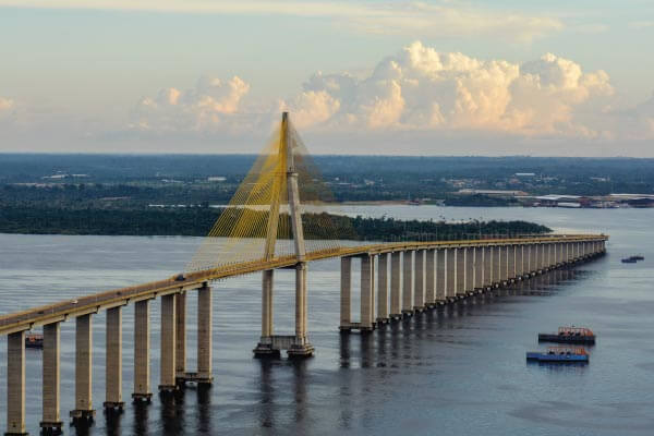 Visão da ponte sobre rio negro